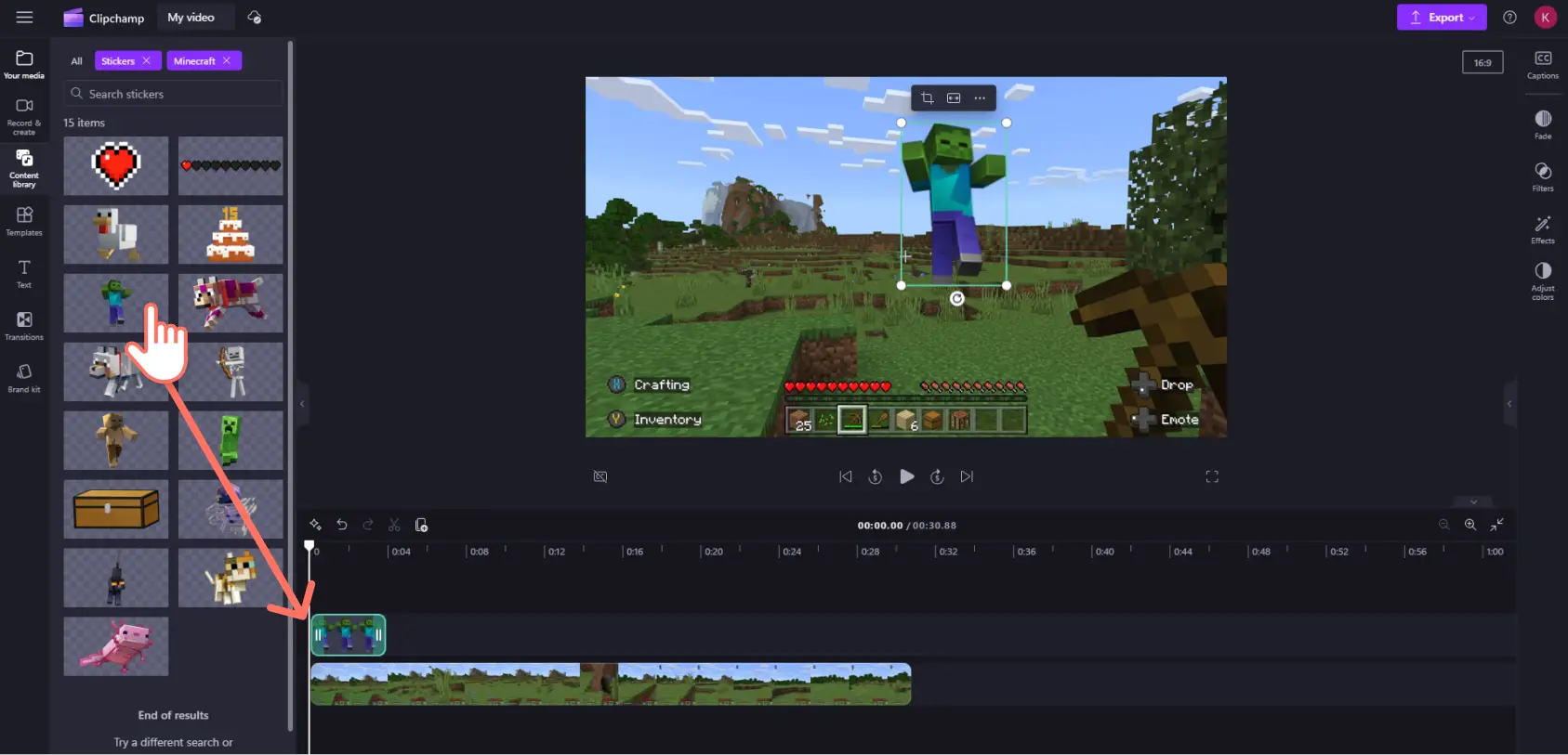 Obraz przedstawiający użytkownika usługi Clipchamp przeciągającego naklejkę z postacią zombie z gry Minecraft na oś czasu edycji.