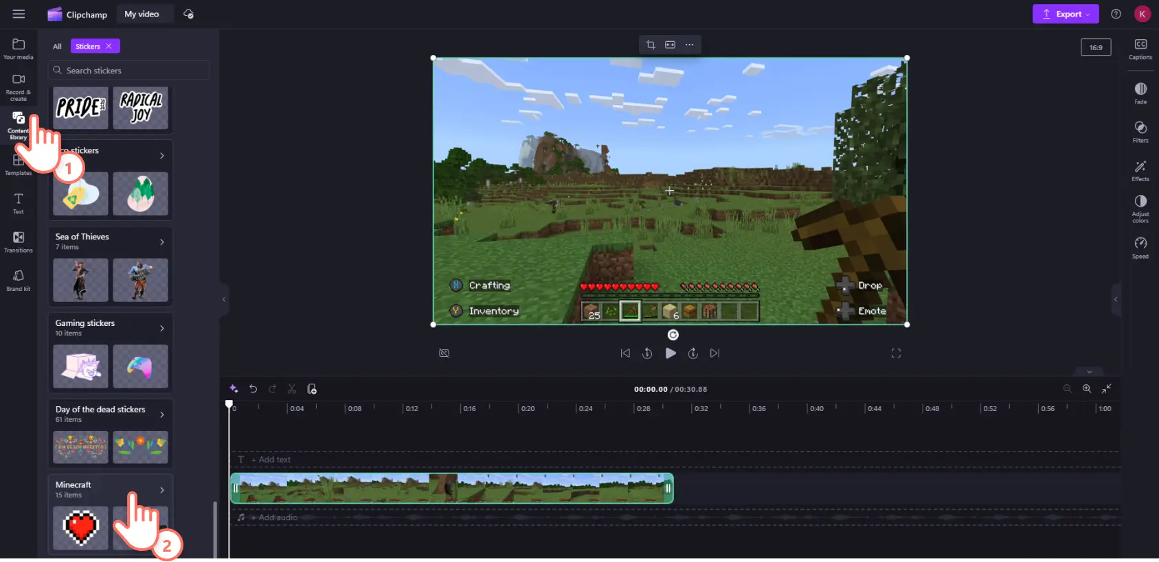 Obraz przedstawiający użytkownika usługi Clipchamp przechodzącego do kolekcji naklejek z gry Minecraft dostępnej w bibliotece zawartości.