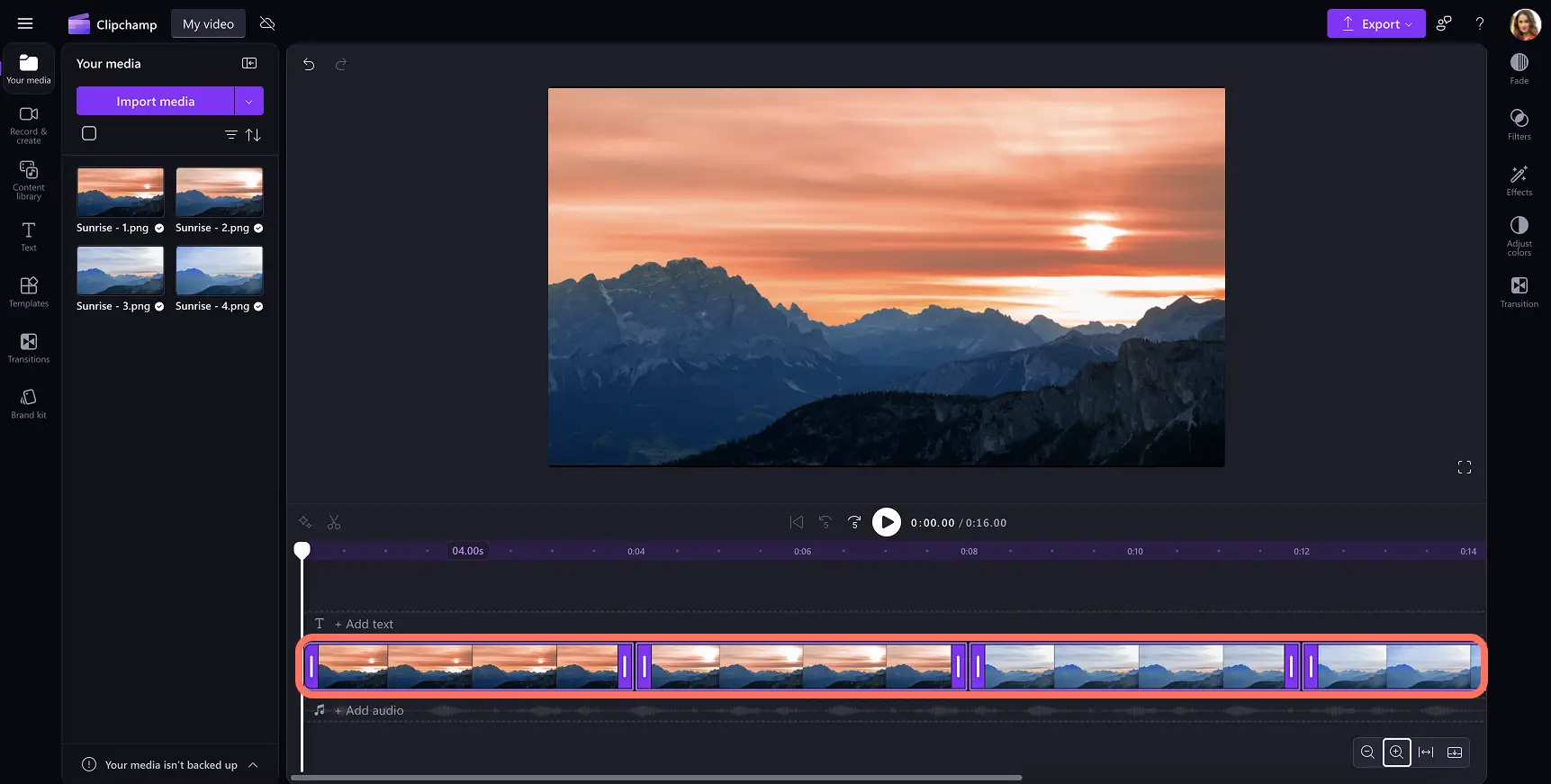 Користувач додає кілька елементів до часової шкали в Clipchamp